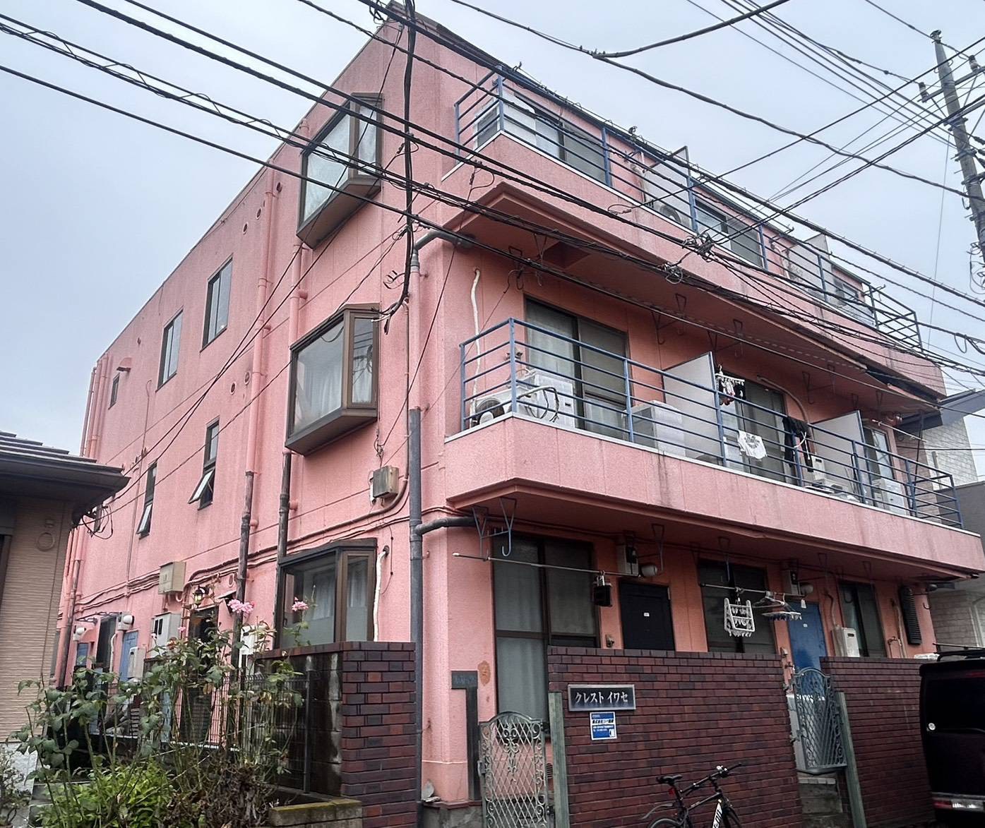 クレストイワセ改修工事前のピンク系外壁